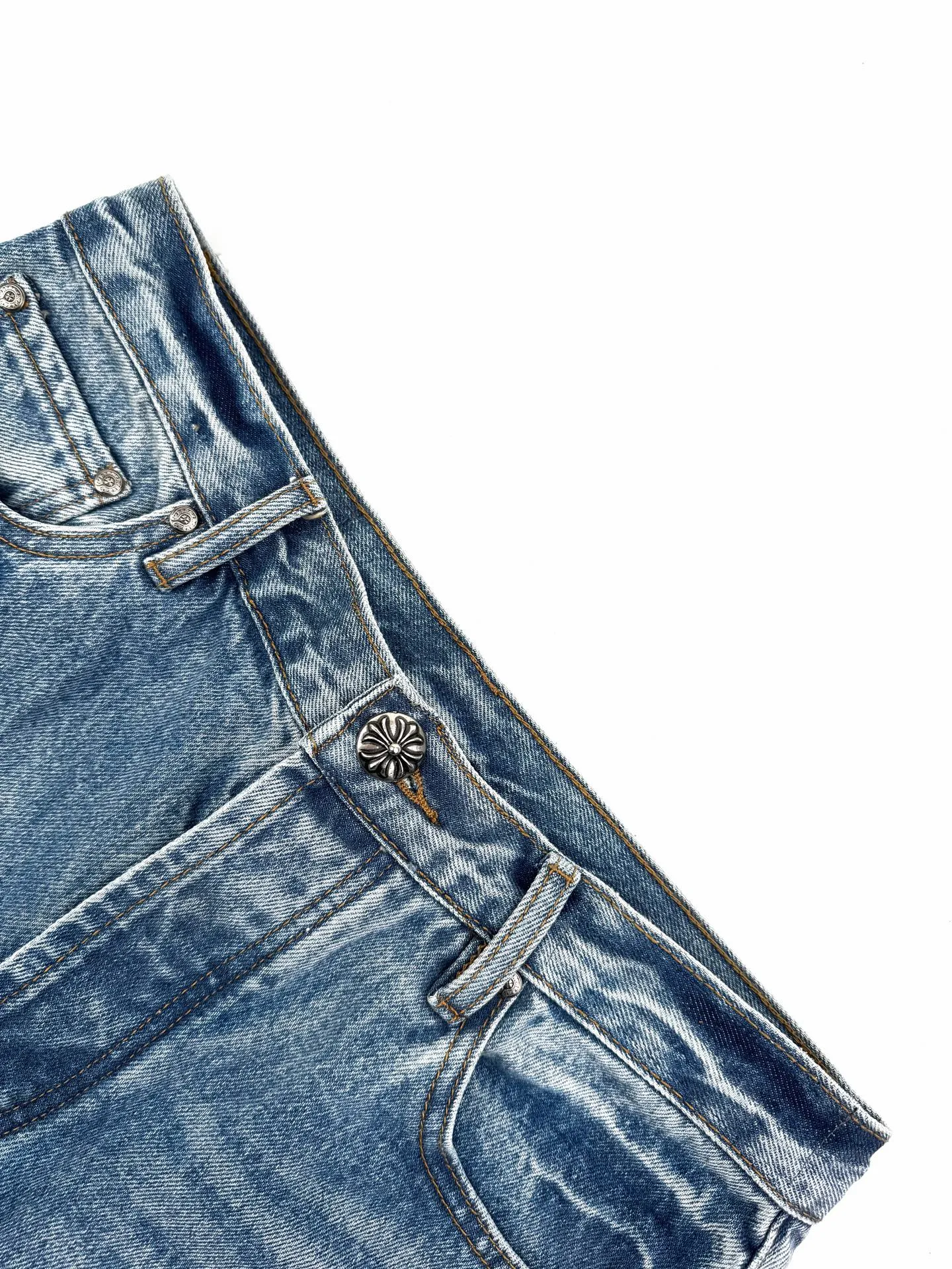 P660 Chrome Hearts Cross Logo Jeans Customized textured cotton denim with dark bamboo rhyme. Fine texture, comfortable and close to the skin. Mist indigo. A denim poem dyed with time. The black leather cross patch is used as the anchor. Every inch of touch hides untamed wildness. The right-angled outline of the cross conveys rebellion, forming a large-scale chaos. The kraft paper and pocket logo plate at the rear waistband sway slightly with the swing of the body. It adds a dynamic and vitality, interprets the perfect blend of retro and luxury, and makes the pants an attitude statement when worn. Process 1: Prioritize the customization of 1:1 original denim material, stir-fry snowballs, stir-fry salt, and prepare a special corresponding solution. Add a certain amount of dye, soak the denim material in it to absorb the solvent, and then scrub and dry it to further fade and oxidize. Process 2: Use fried sand hand-rubbing technology to cause natural fading and wear on the surface of the denim material by processing it on a sand frying machine. Then use special tools to physically damage the surface of the jeans by hand, maintaining the original texture and details while adding to their uniqueness. Process 3: Combining the rubbing and wrinkling whisker technology and the gun-drawing whisker technique. Prioritize manual rubbing in specific areas to achieve a natural wrinkle effect, and then use specific tools to draw the whisker-shaped texture to achieve a full visual effect. Process 4: Use the rotten edge hanging technology on the holes to achieve the natural rotten edge effect by rubbing the edges with physical abrasion. Combining high-temperature steam and sandpaper. Remove fiber hairiness and color difference to give jeans a unique hole and wear effect. Accessories: Customized 1:1 CH Nipple nails Customized 1:1 CH Shake your head buckle Customized 1:1 CH Big cross buckle Customized 1:1 CH genuine leather cross Customized 1:1 CH Kraft paper label Customized 1:1 CH Iron plate Customized 1:1 CH trademark Version: Loose version Size: 28 30 32 34 Style number: CC901